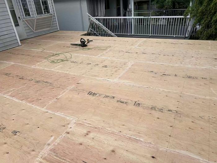 施工前：胶合板露台改为浅灰色乙烯基
